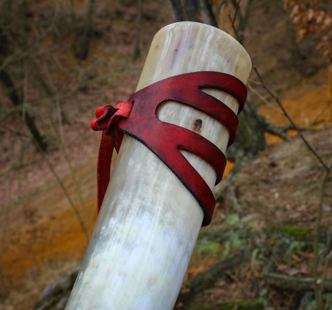 ROH S KOŽENÝM DRŽÁKEM DE LUXE 38 CM, ČERVENÝ