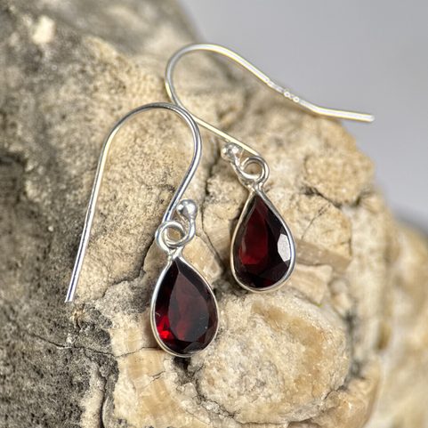 RUTH, STŘÍBRNÉ NÁUŠNICE, GRANÁT, AG 925/1000