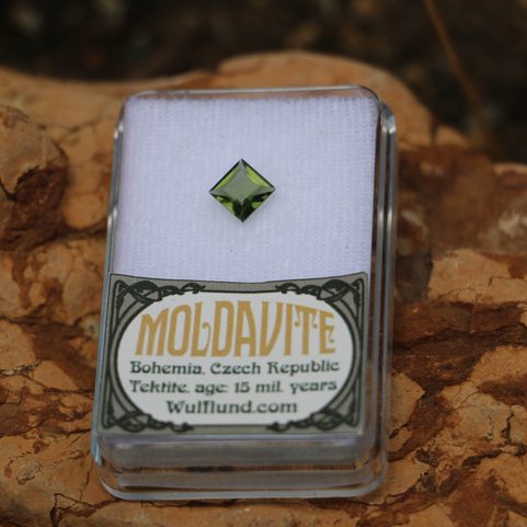 BROUŠENÝ VLTAVÍN ČTVEREC 1 CT - 0.2 G 6.5 X 6.5 MM