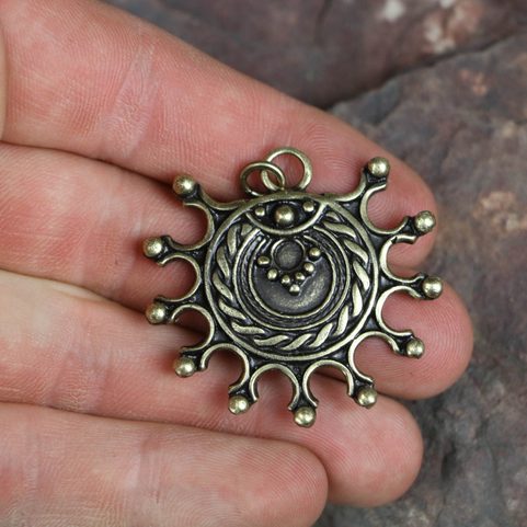 DEVANA, SLOVANSKÝ SLUNEČNÍ AMULET, ZINEK STAROMOSAZ
