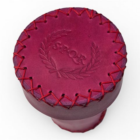 KOŽENÝ ŘÍMSKÝ KELÍMEK NA KOSTKY, SPQR ČERVENÝ
