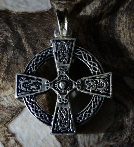 KELTSKÝ KŘÍŽ, POSTŘÍBŘENÝ OBOUSTRANNÝ AMULET