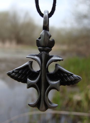 OKŘÍDLENÝ KŘÍŽ, AMULET