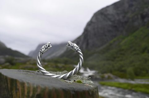 VIKINGSKÝ GOTLANDSKÝ STŘÍBRNÝ NÁRAMEK, VLCI, AG 925, 63 G