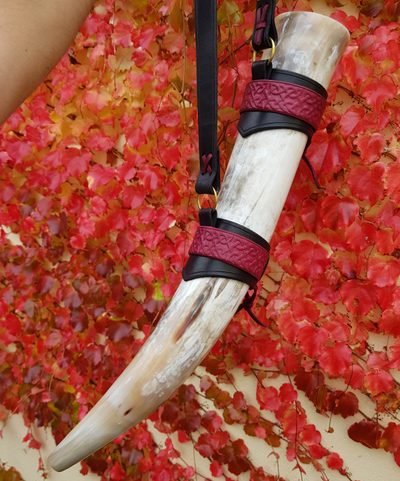 TROUBICÍ ROH S KOŽENÝM ZÁVĚSEM DE LUXE 38 CM