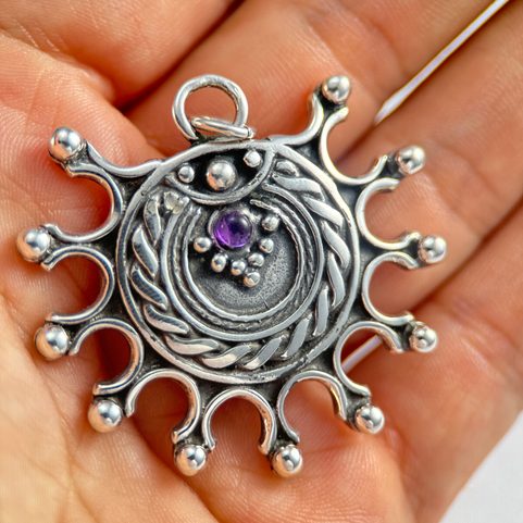 DEVANA, SLOVANSKÝ SLUNEČNÍ STŘÍBRNÝ PŘÍVĚSEK S AMETYSTEM, AG 925, 17 G