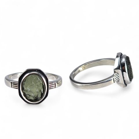 STŘEDOVĚKÝ PRSTEN S VLTAVÍNEM, STŘÍBRO AG 925/1000