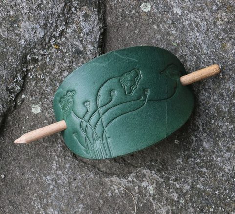 VLČÍ MÁK, KOŽENÁ SPONA DO VLASŮ, ZELENÁ