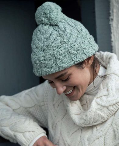 VLNĚNÁ ČEPICE S BAMBULÍ, UNISEX, MERINO VLNA, SVĚTLE ZELENO - BÍLÝ MELÍR