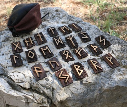 RUNY - STARŠÍ FUTHARK, SADA DŘEVĚNÝCH RUN - DUB