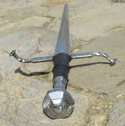 CORNELIS, HONOSNÝ JEDEN A PŮLRUČNÍ MEČ