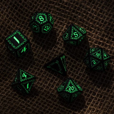 RUNIC BLACK AND GLOW-IN-THE-DARK DICE SET, SADA RPG HRACÍCH KOSTEK