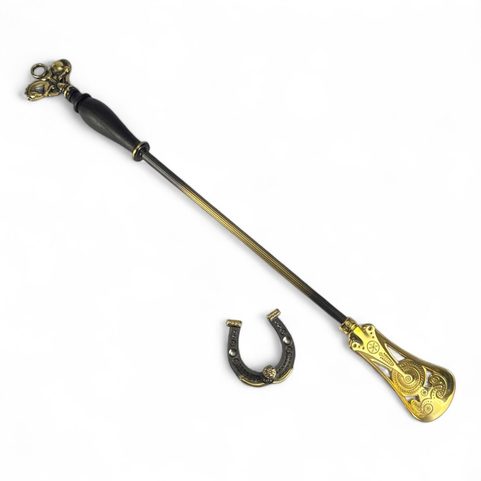 ZÁMECKÁ LŽÍCE NA BOTY, MOTIV KONĚ S PODKOVOU