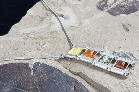 WIOLA, STŘÍBRNÝ NÁHRDELNÍK S JANTAREM, AG 925