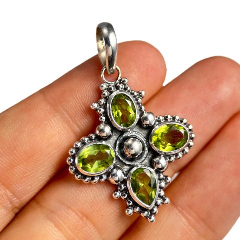 VICENZA, STŘÍBRNÝ PŘÍVĚSEK, PERIDOT AG 925/1000