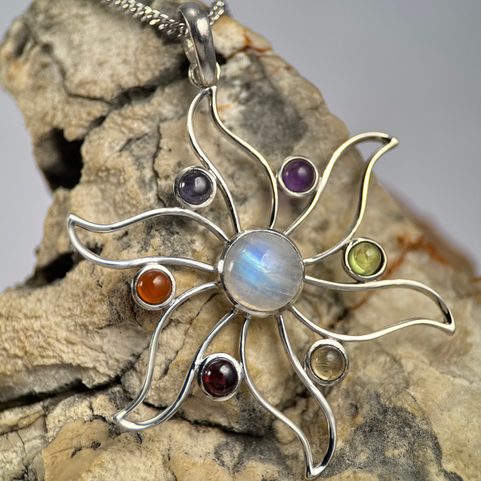 CHAKRA, STŘÍBRNÝ PŘÍVĚSEK S KAMENY AG 925/1000