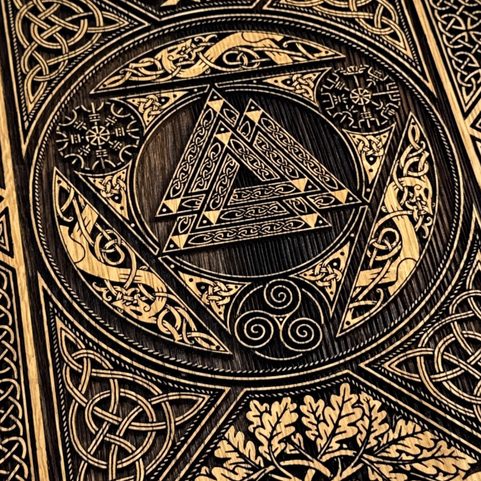 VALKNUT S DUBOVÝM LISTÍM NÁSTĚNNÁ DEKORACE, DŘEVO 32X44CM