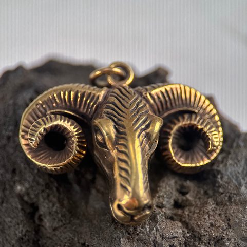 BERAN, HLAVA, BRONZOVÝ AMULET