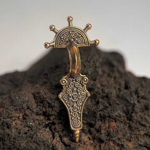 FIBULA - SLOVANSKÝ PŘÍVĚŠEK, ODLÉVANÝ GRANULOVANÝ A FILIGRÁNOVÝ ŠPERK, BRONZ