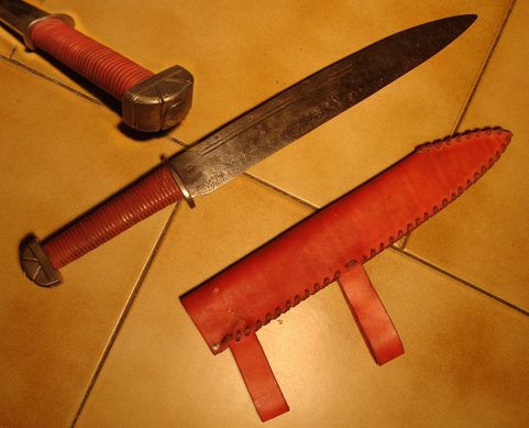 SCRAMASAX, BOJOVÝ TESÁK, ČERVENÁ KŮŽE