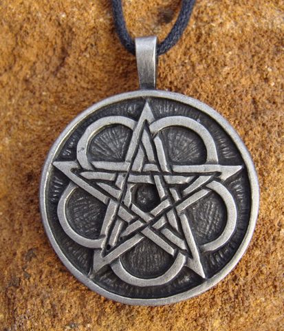 HVĚZDNÝ PENRAGON, TALISMAN