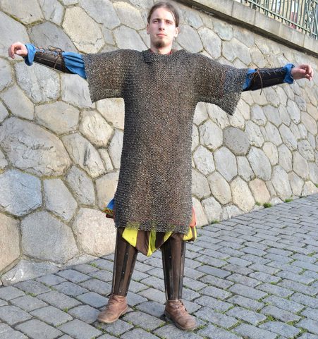 KROUŽKOVÁ KOŠILE, NÝTOVANÁ KROUŽKOVÁ ZBROJ, 8 MM, KRÁTKÝ RUKÁV, HRUDNÍK 130 CM