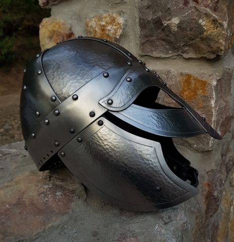 STEFNIR, VIKINGSKÁ HELMA S LÍCNICEMI