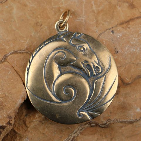 KELTSKÝ KŮŇ AMULET BRONZ