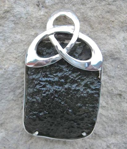TRIQUETRA, STŘÍBRNÝ PŘÍVĚSEK S VLTAVÍNEM, AG 925