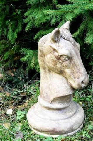 KŮŇ, ŠACHOVÁ FIGURA, ZAHRADNÍ DEKORACE