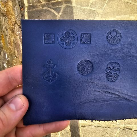 FLEUR DE LIS - KOŽENÁ KLÍČENKA SE ŠROUBY, MODRÁ
