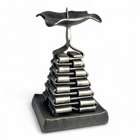 PYRAMIDA, KOVANÝ SVÍCEN