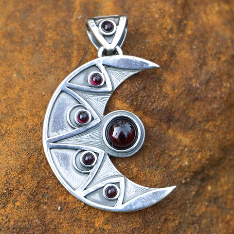 LUNA - STŘÍBRNÝ PŘÍVĚSEK S GRANÁTEM, AG 925 11G
