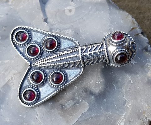 MEROVEJSKÁ FRANSKÁ STŘÍBRNÁ BROŽ S GRANÁTY, AG 925