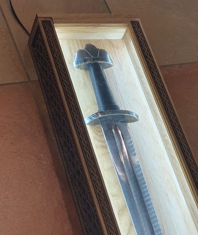 HONOSNÝ DEKOROVANÝ BOX PRO MEČE - DŘEVĚNÝ Z DUBU, OSVĚTLENÝ