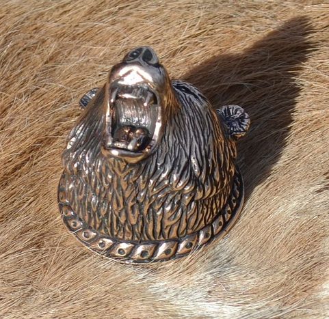 BERSEKER, MEDVĚD S RANĚ STŘEDOVĚKÝMI ORNAMENTY, BRONZ
