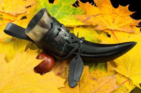 CORVUS, ROH NA PITÍ A KOŽENÝ DRŽÁK