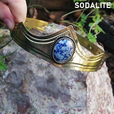 GRACIA - GOTICKÁ KORUNKA, MOSAZ, SODALIT NEBO LAPIS, 1 KÁMEN