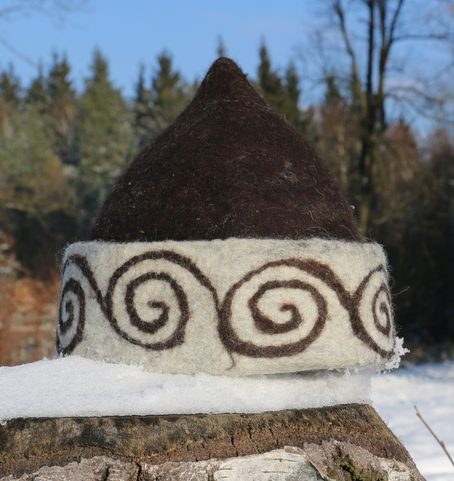 ANTICA, PLSTĚNÁ ČEPICE SE ZDOBENÍM