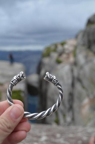 VIKINGSKÝ GOTLANDSKÝ STŘÍBRNÝ NÁRAMEK, VLCI, AG 925, 63 G