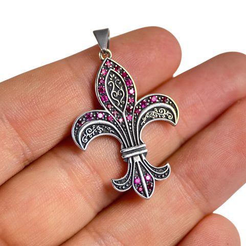 FLEUR DE LIS, STŘÍBRNÝ PŘÍVĚSEK S RUBÍNY, AG 925