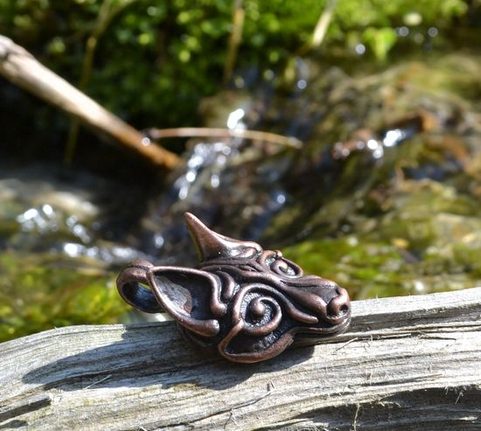 VLK FENRIR, VIKINSKÝ VÝTVARNÝ STYL, AMULET, CÍN, POMĚDĚNO