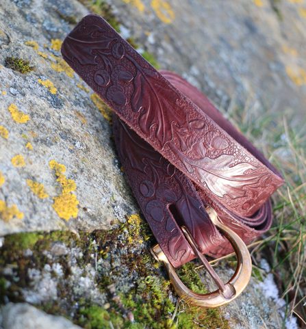 QUERCUS, KOŽENÝ OPASEK S DUBOVÝM DEKOREM HNĚDÝ, BRONZ