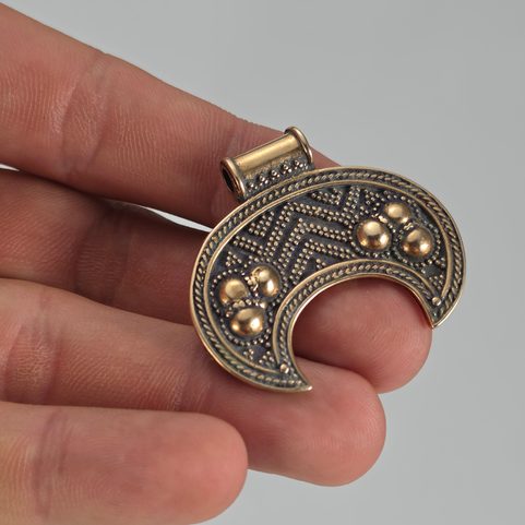 RANĚ STŘEDOVĚKÝ PŘÍVĚSEK LUNULA Z BRONZU