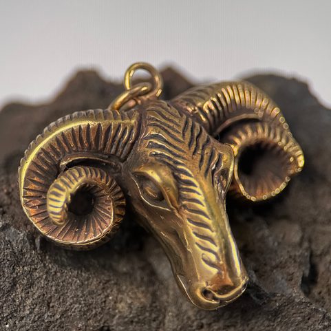 BERAN, HLAVA, BRONZOVÝ AMULET