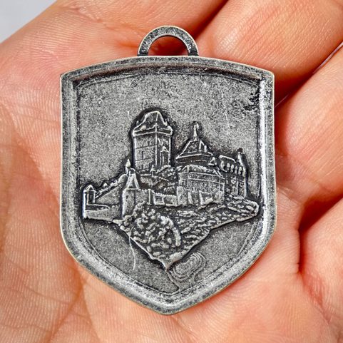 HRAD KARLŠTEJN, STŘEDOVĚKÝ ERB VE ŠTÍTU, ZINEK