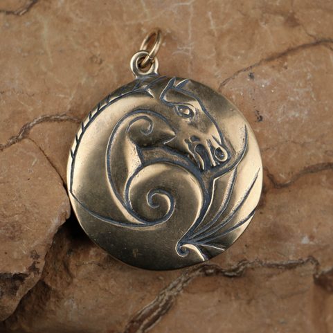 KELTSKÝ KŮŇ AMULET BRONZ