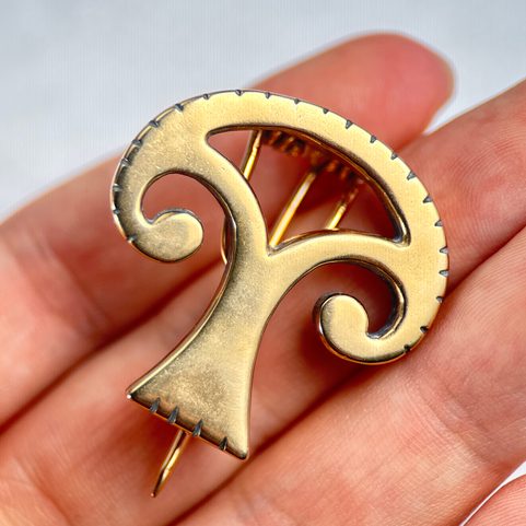 PELTOIDNÍ PROLAMOVANÁ SPONA, MUŠOV, BRONZ, REPLIKA