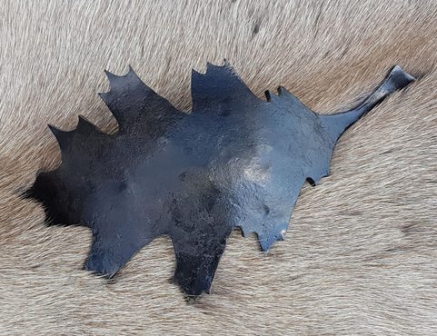 DUB ČERVENÝ, KOVANÁ MISKA