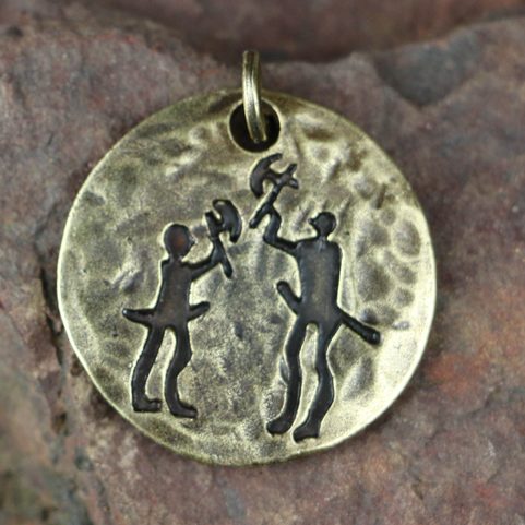 SEKERNÍCI, VÁLEČNICKÝ AMULET, SKALNÍ RYTINA TANUM, ŠVÉDSKO, ZINEK, STAROMOSAZ